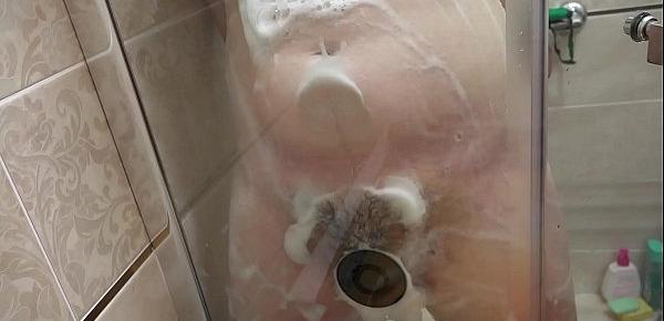  Pregnant milf in the lather in the shower masturbates with a dildo. Rubber dick fucks hairy pussy.
